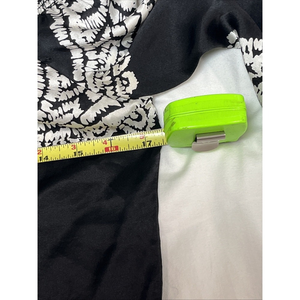 White House Black Market Silk Off‎ Shoulder Boho Paisley Top XXS Black White - Picture 9 of 9